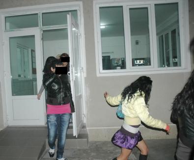 Razia poliţiştilor: prostituate amendate şi petrecăreţi duşi la sediu